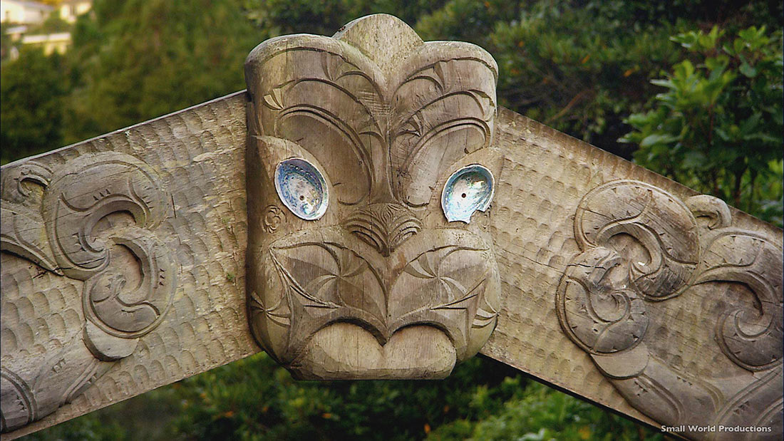 Māori carved archway